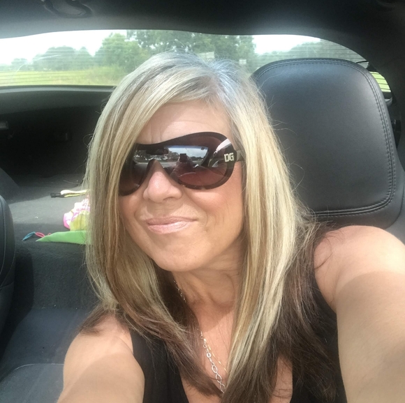 Meet your Posher, Michelle - Picture 2 of 3